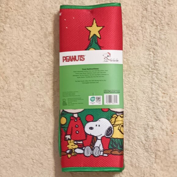 NWT ~ 2 Pack of Peanuts Snoopy & Friends Holiday Microfiber Dish Drying Mats - Picture 4 of 7